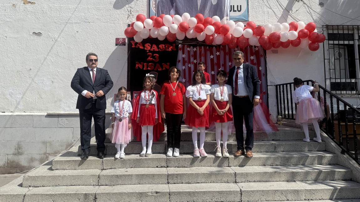 İstiklal Marşı’nı Güzel Okuma Yarışması Birincileri Madalyalarını Aldılar.